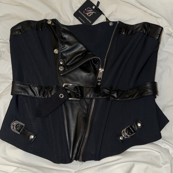 Black Corset with Belt and Zipper - Picture 4 of 17